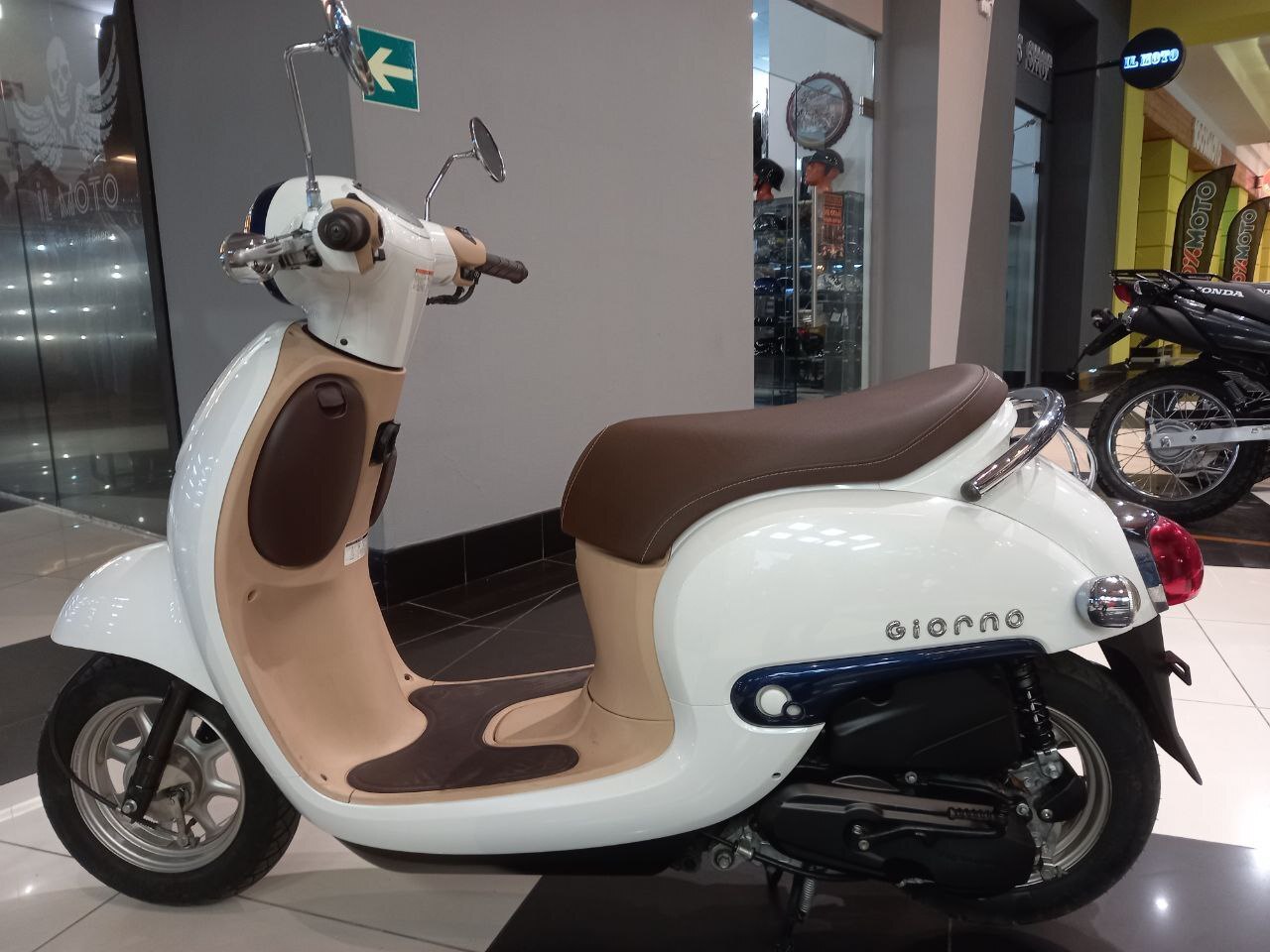 Скутер Honda Giorno PGM-FI AF77 С ПРОБЕГОМ белый