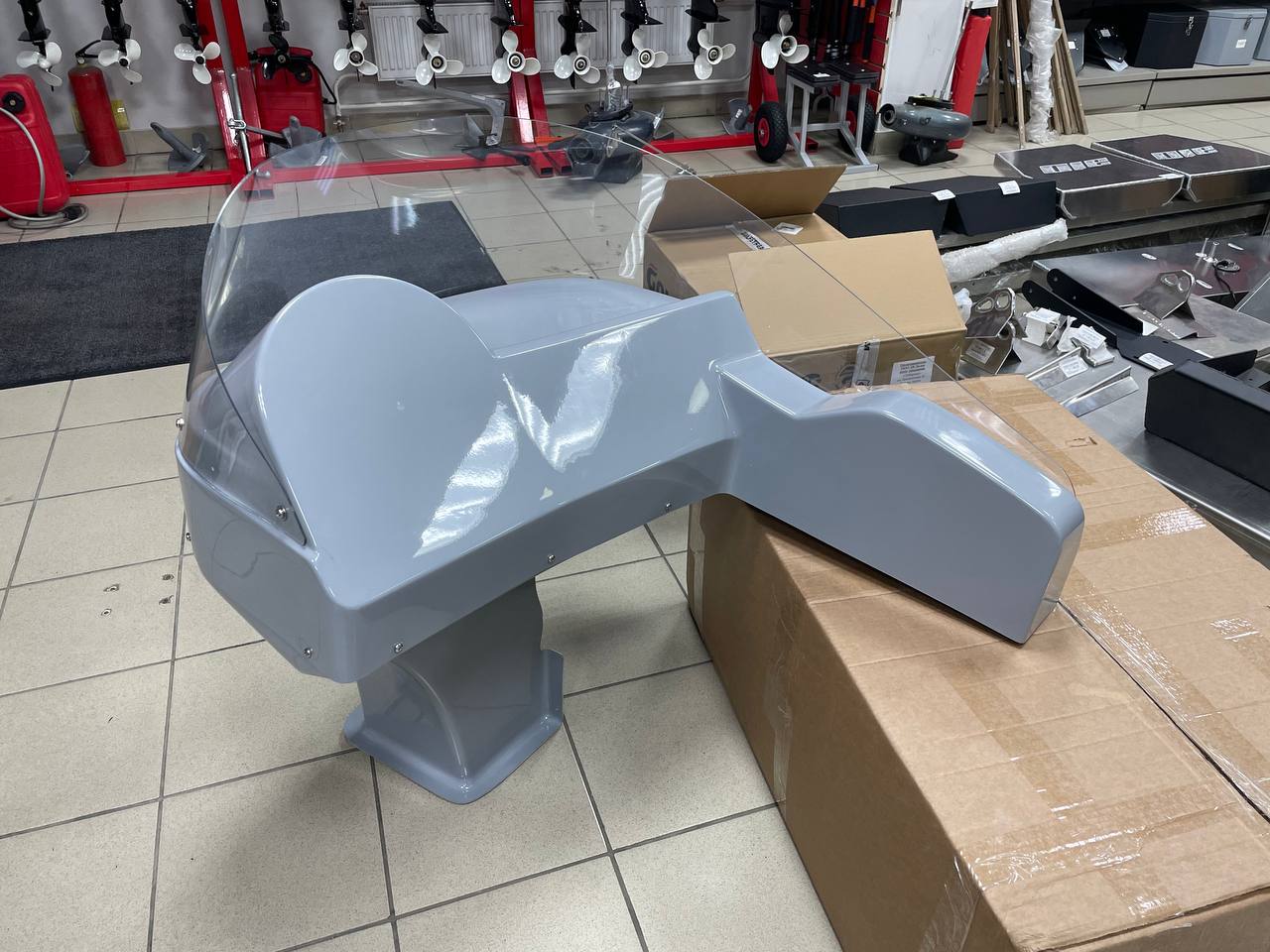 Консоль рулевая для лодок RIB 460-490 с привязкой к полу, серая