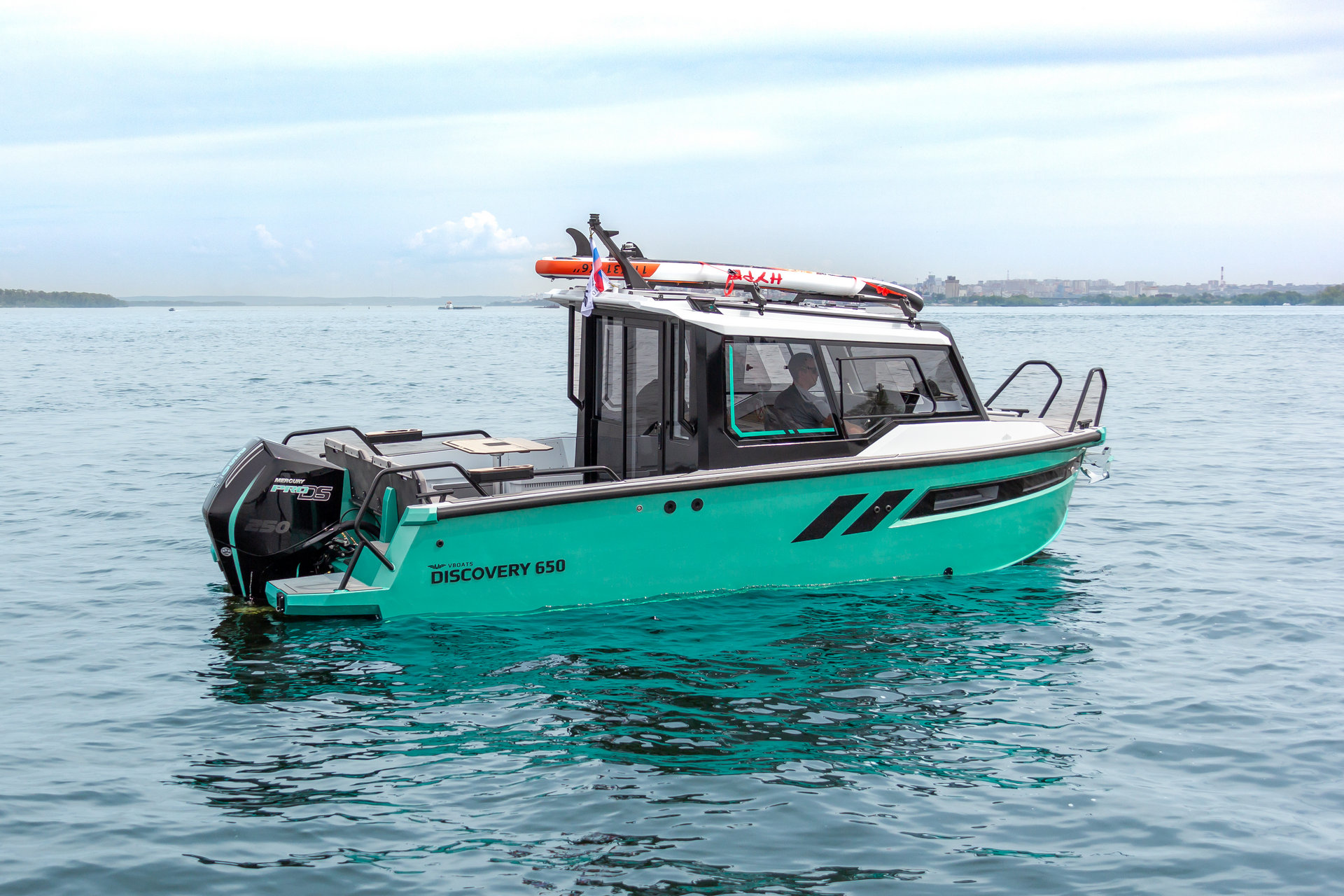 Лодка Discovery 650 Cabin