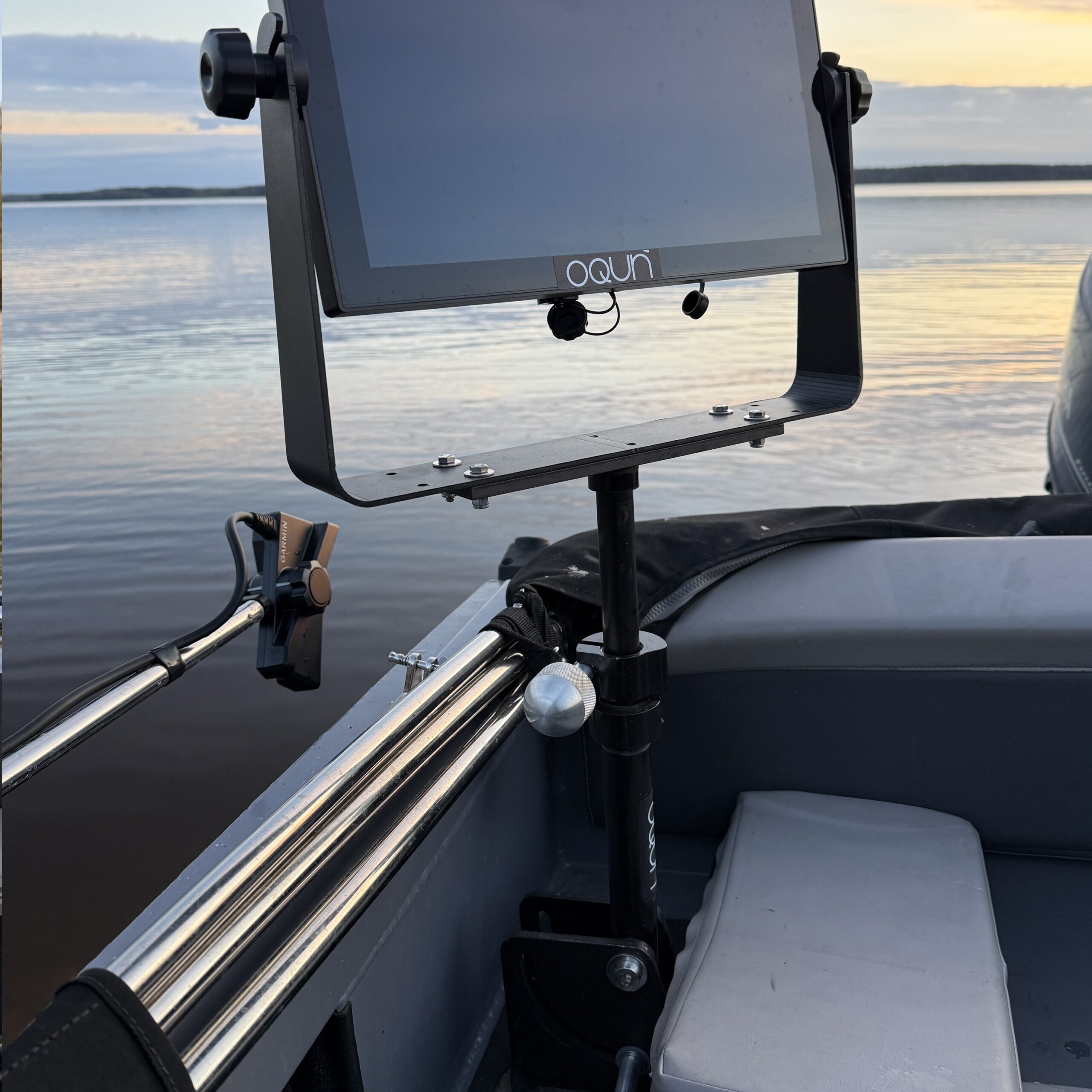 Стойка для эхолота/дублирующих мониторов Panoptix Livescope/ Active Target, OQUN