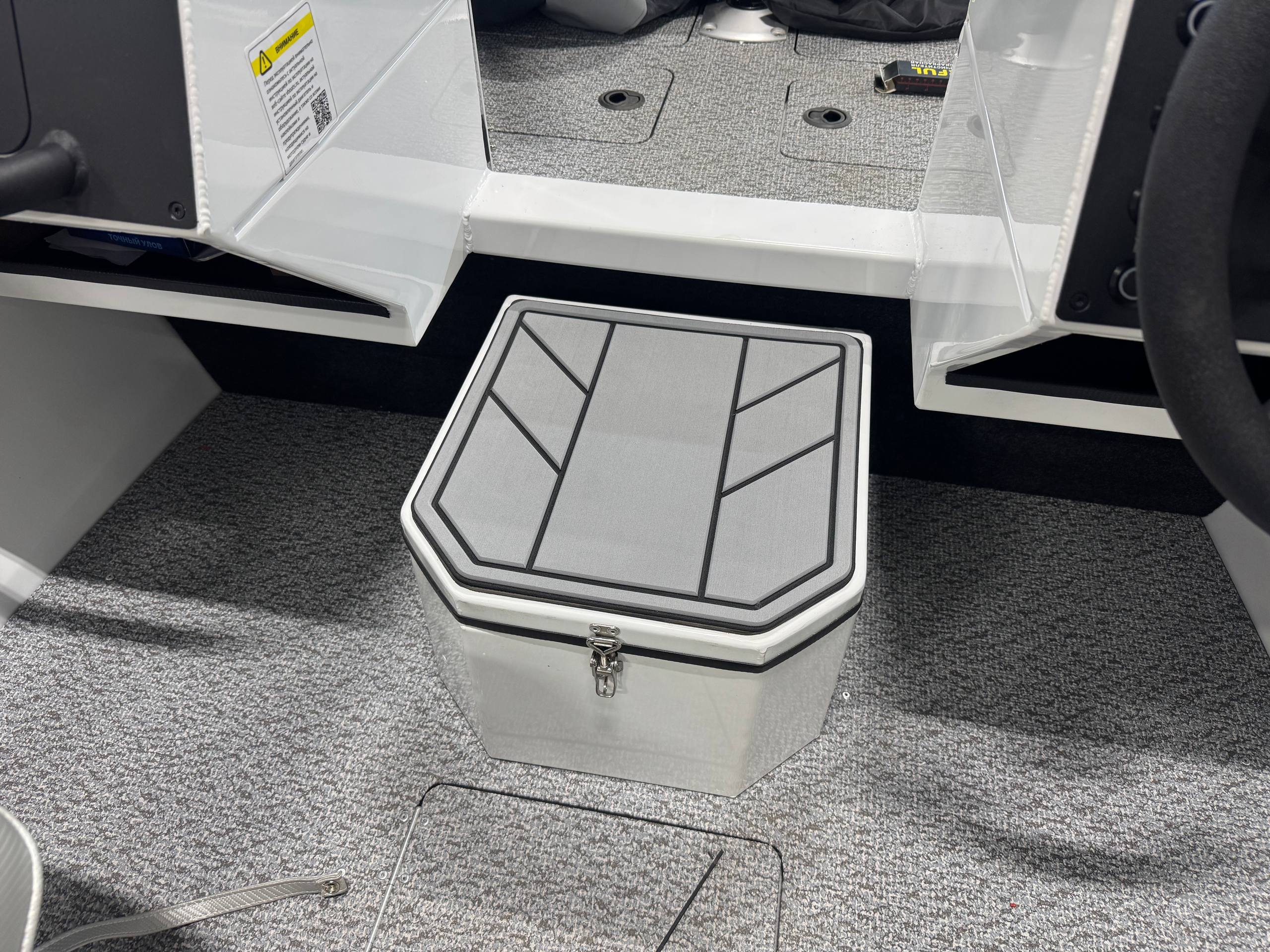 Покрытие EvaDeck на межконсольный рундук лодок Волжанка 46/50, Yava L, XL Fish, Прокатись.ру