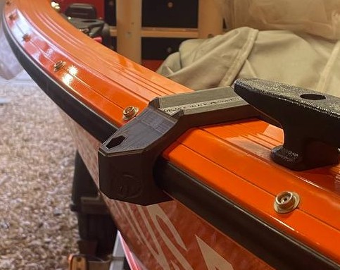 Крепеж носовых фар (к-кт 2шт) Windboat 46-50 (рез. привальник) пластик, серый