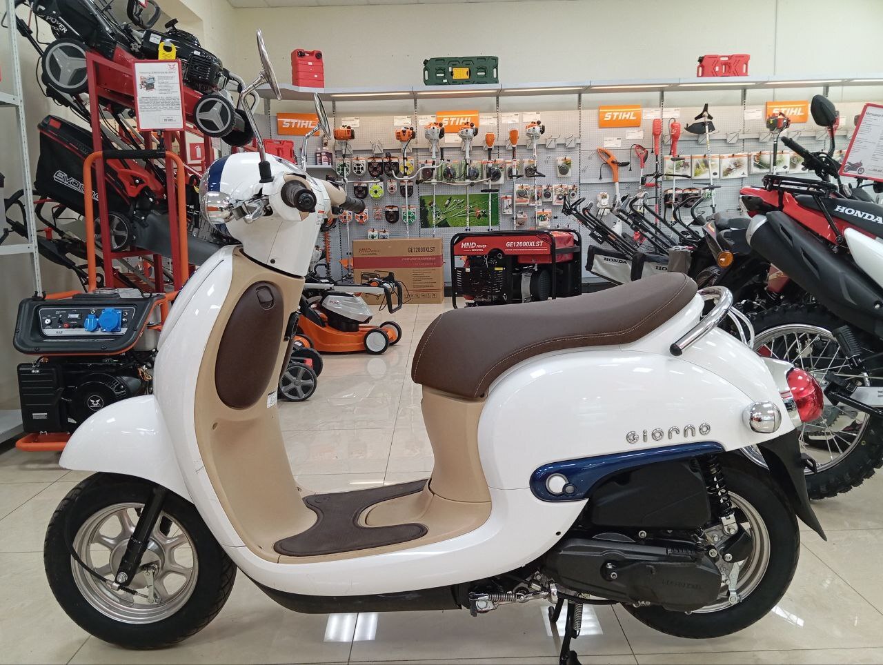 Скутер Honda Giorno PGM-FI AF77 С ПРОБЕГОМ белый