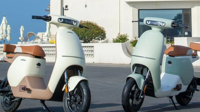 Скутер Honda U-Qe электрический, карамельно-желтый