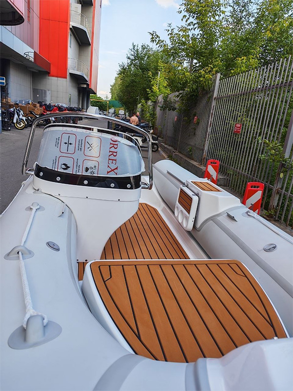 Лодка River Boats RB 380 вид спереди
