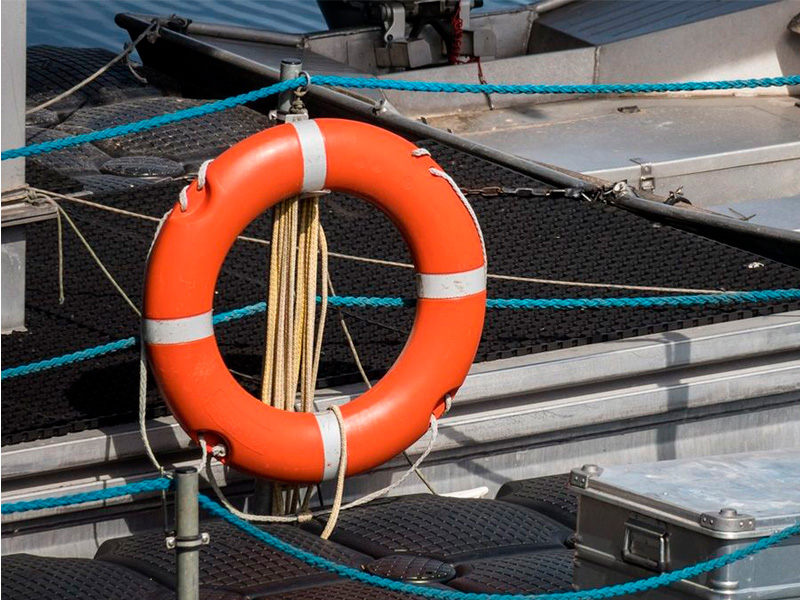 Для чего нужны спасательные круги на катерах и моторных лодках
