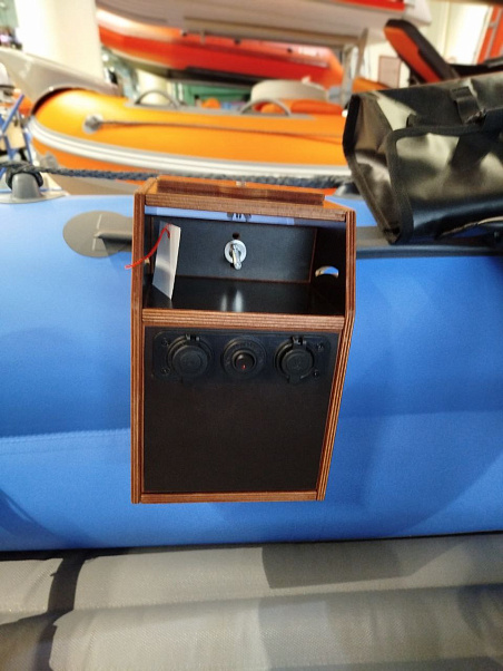 Столик с панелью USB