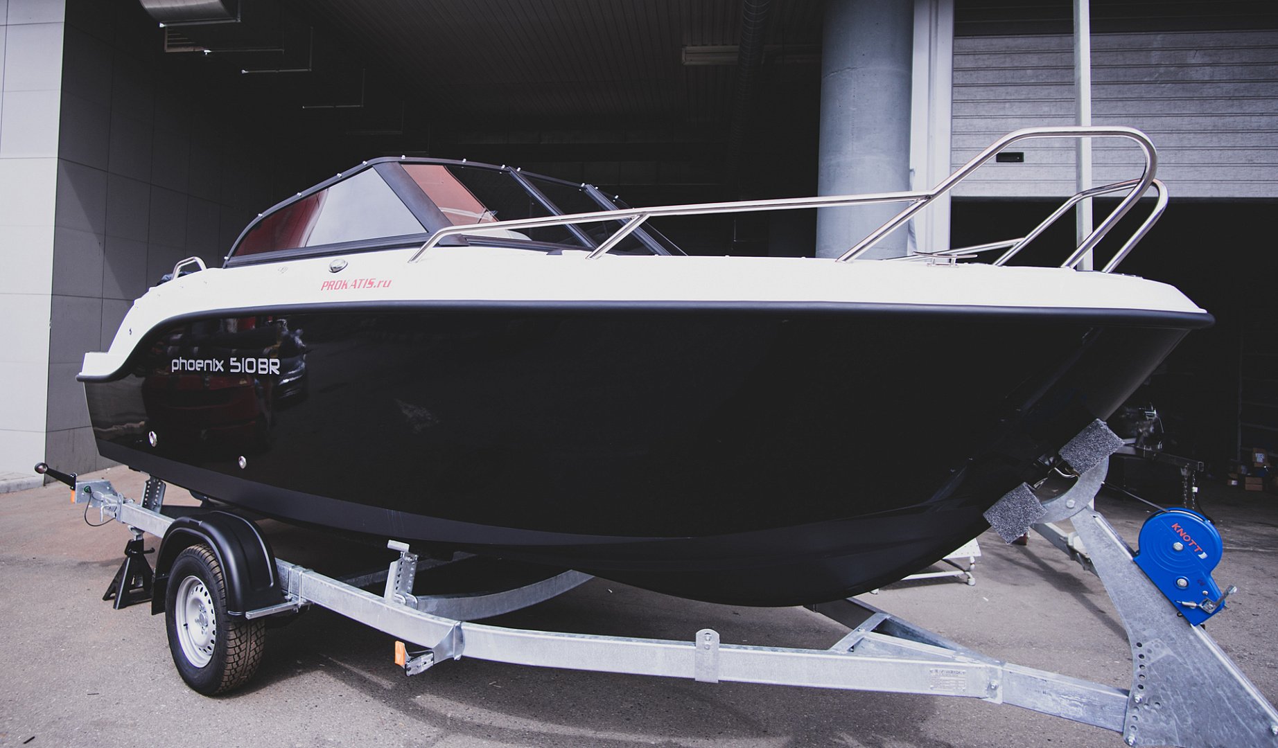 Катер phoenix 510. Катер феникс 510 br. Phoenix 510br. Phoenix 560 каюта. Лодка phoenix.